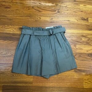 NWT Ann Taylor D-Ring Pull On Short Size Medium